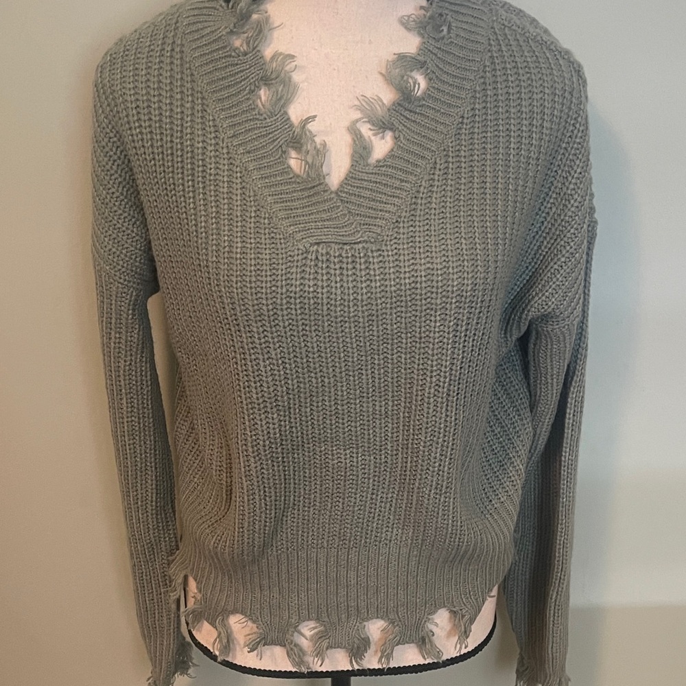 Full Circle Trends NWOT Frayed V-Neck Sweater sz L